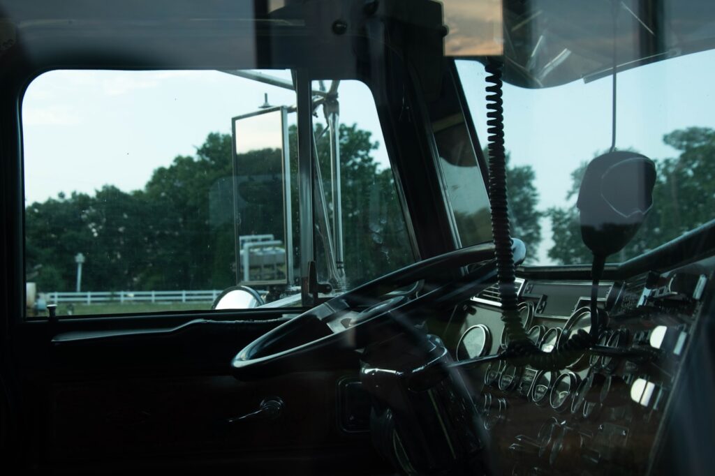 Widok na ciężarówkę HGV z perspektywy pojazdu za nią, ilustrujący temat widoczności bezpośredniej (Direct Vision Standard)