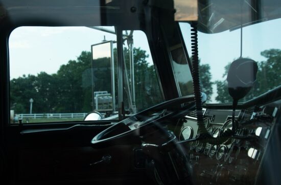 Widok na ciężarówkę HGV z perspektywy pojazdu za nią, ilustrujący temat widoczności bezpośredniej (Direct Vision Standard)
