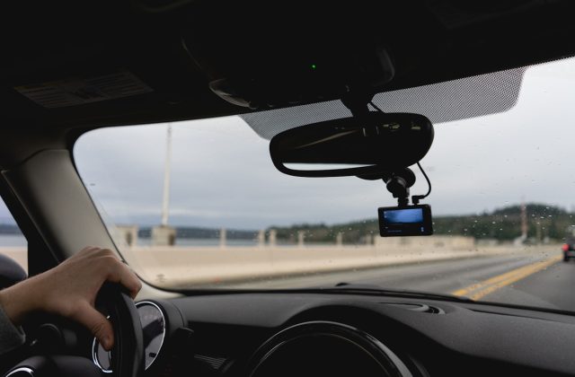 Kamera rejestrująca zamontowana na przedniej szybie pojazdu, nagrywająca trasę jako dowód wideo w razie zdarzenia